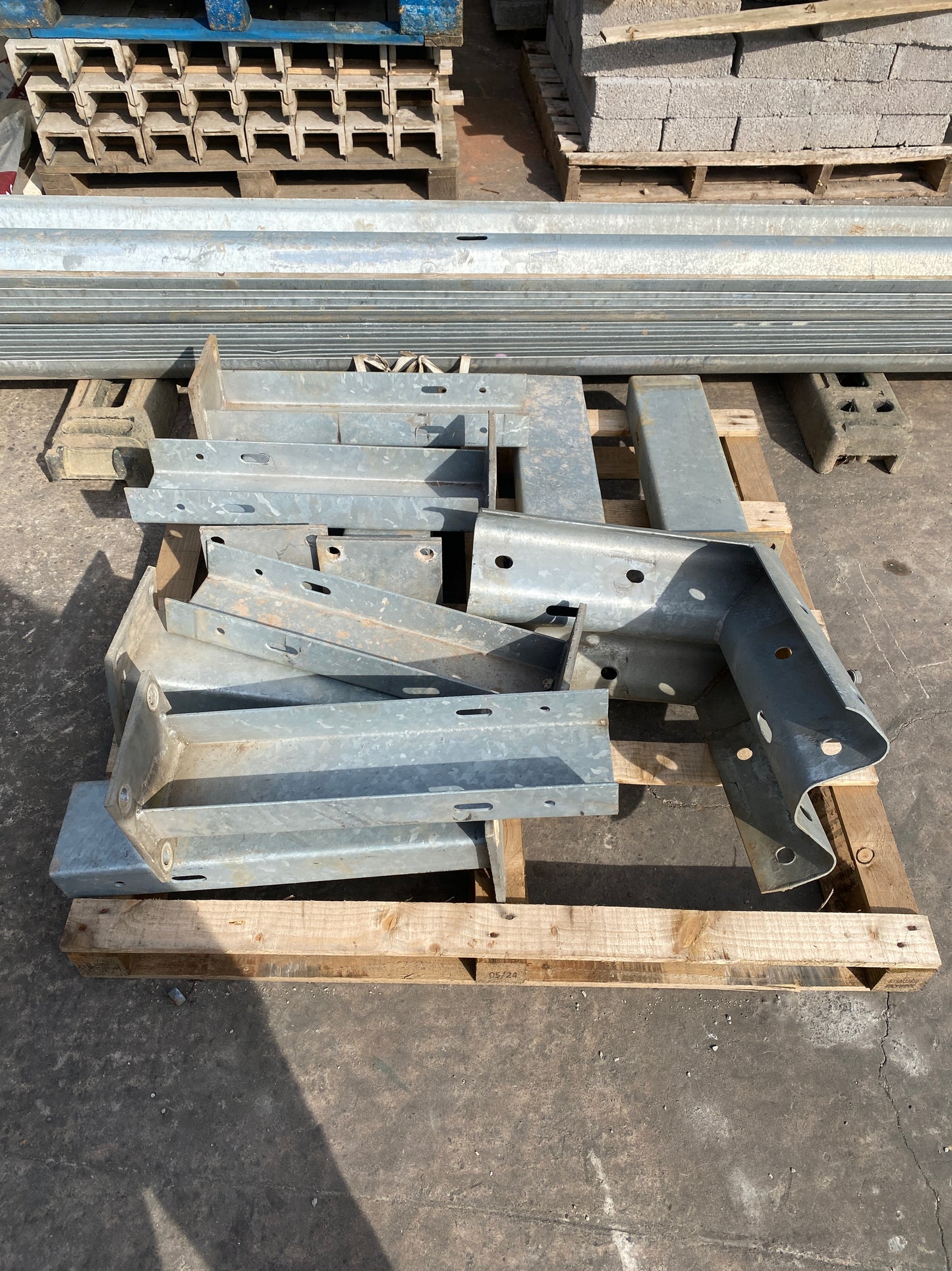 Crash Barrier Armco 3.2m H Bolt Down Brackets Corner Connector FishTails Joblot