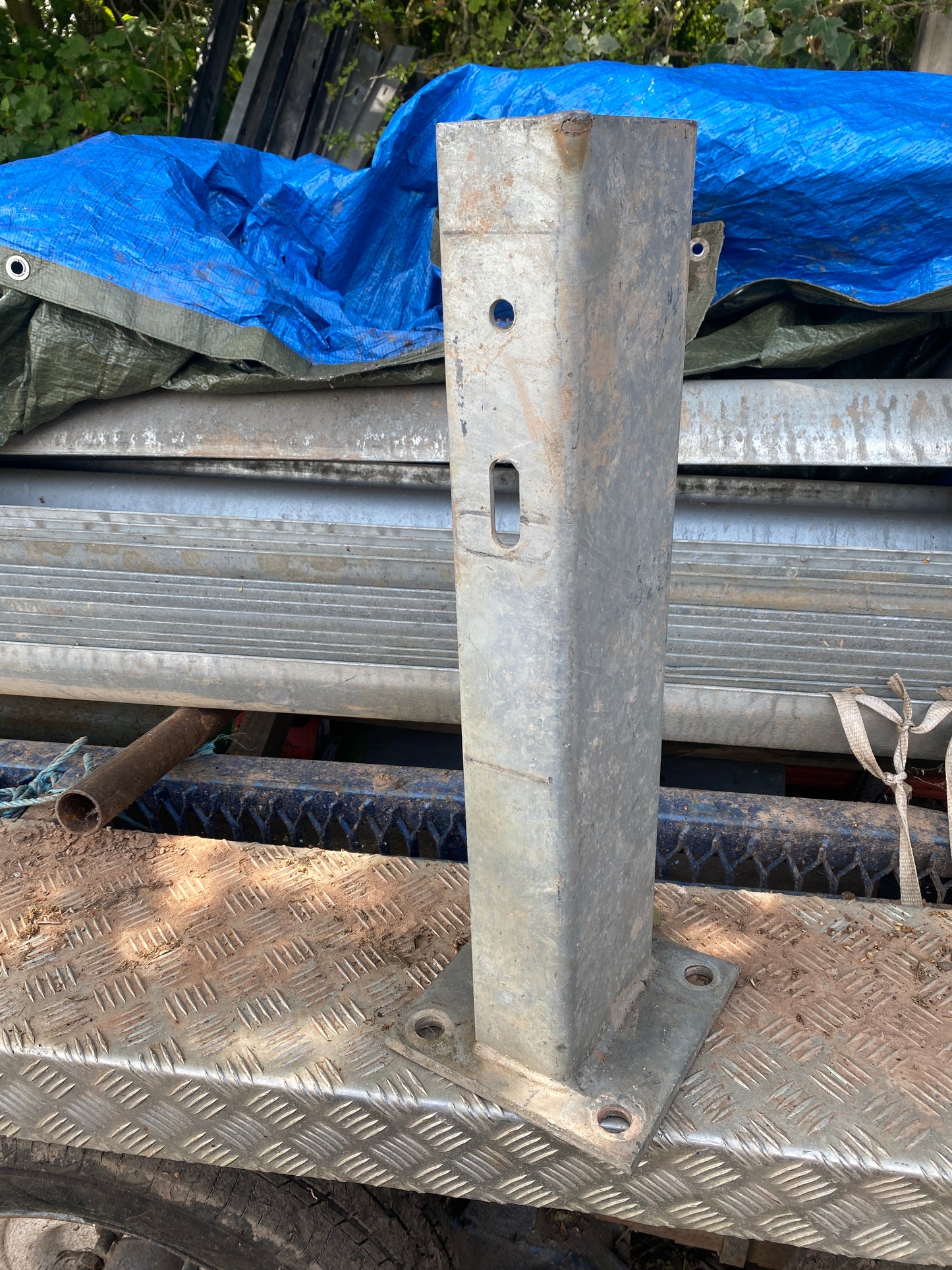 Crash Barrier Armco 3.2m H Bolt Down Brackets Corner Connector FishTails Joblot